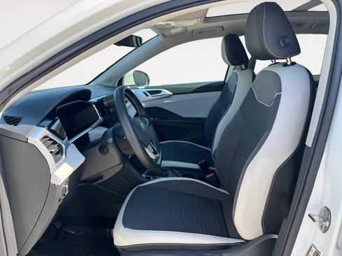 Certified 2025 Volkswagen Taos SE w/ Panoramic Sunroof Package image 10