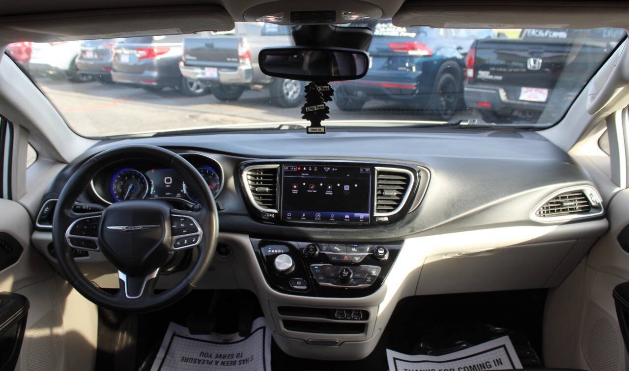 Used 2023 Chrysler Pacifica Touring-L FWD image 19