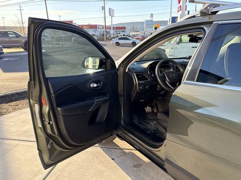 Used 2019 Jeep Cherokee Latitude w/ Popular Appearance Group image 10