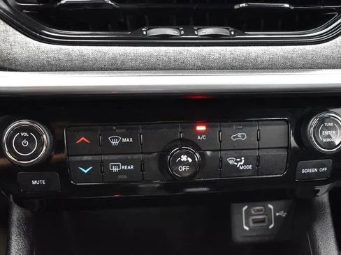 Used 2024 Jeep Compass Latitude AWD/4WD image 33