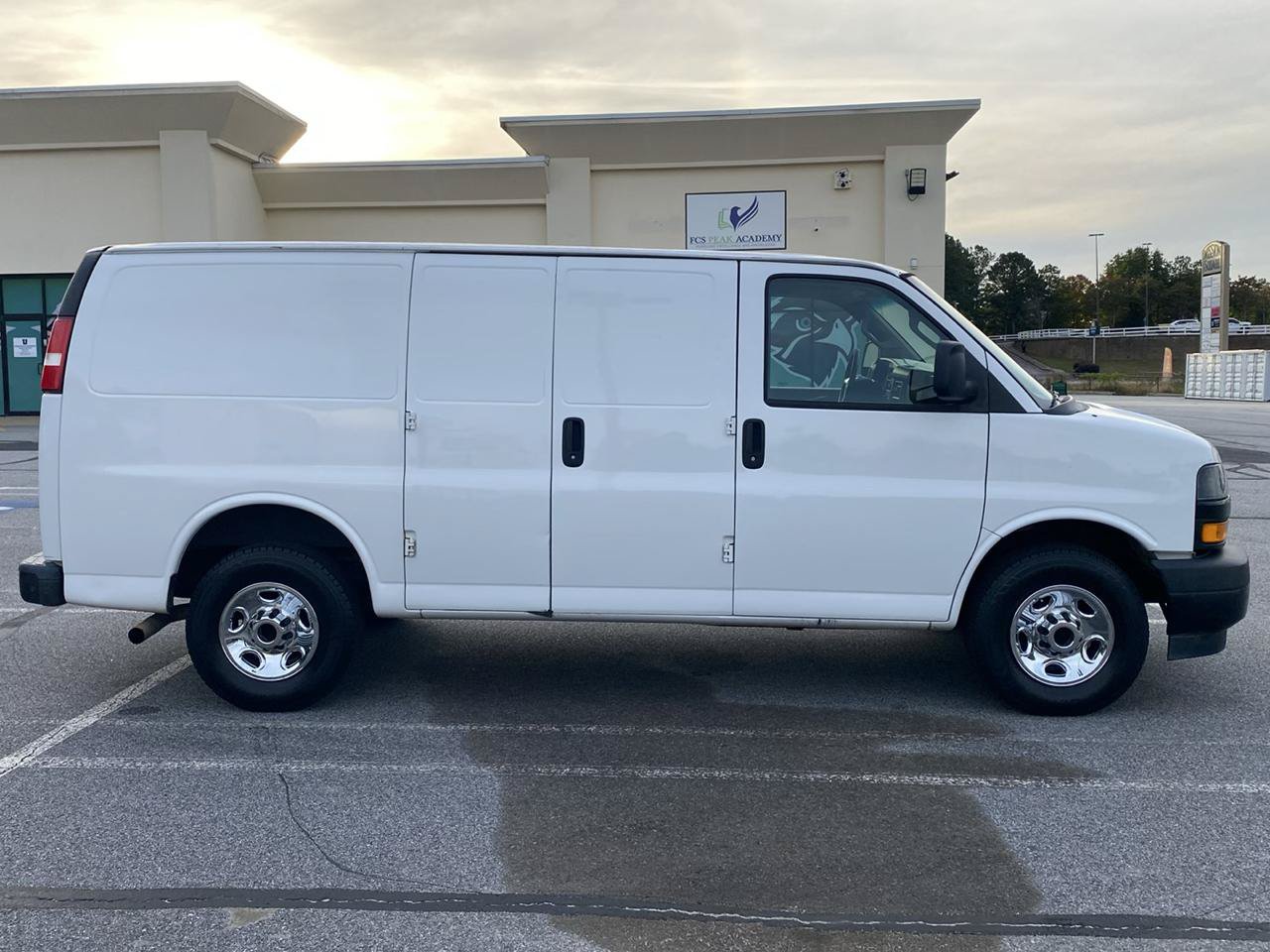Used 2018 Chevrolet Express 2500 w/ Driver Convenience Package RWD image 4