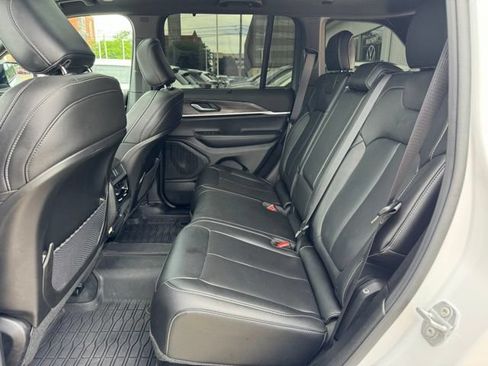 Used 2025 Jeep Grand Cherokee Limited w/ Luxury Tech Group II AWD/4WD image 11