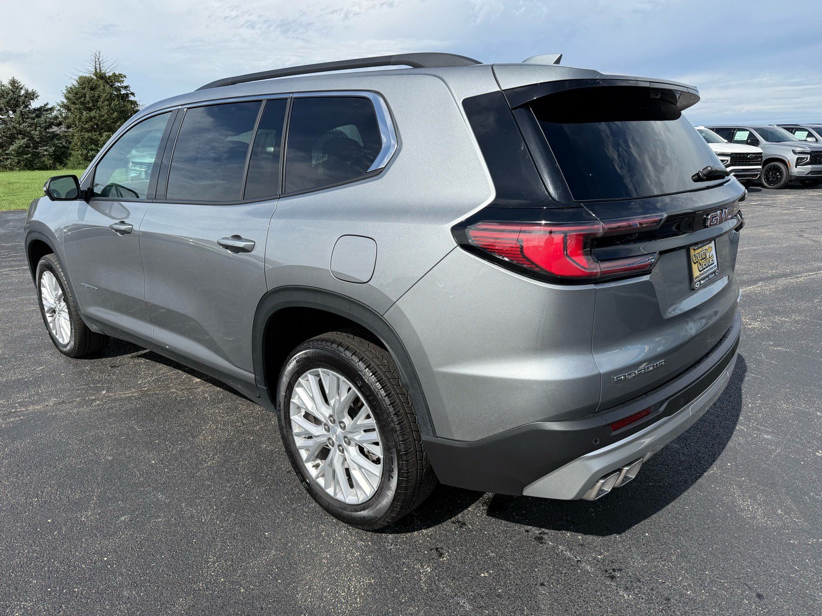 Used 2026 GMC Acadia Elevation w/ Elevation Premium Package FWD image 3
