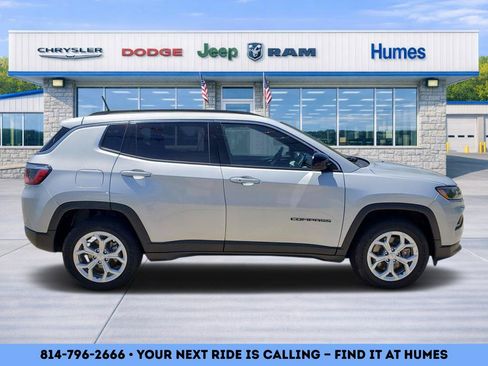 Used 2024 Jeep Compass Latitude AWD/4WD image 2