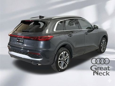 Certified 2025 Audi Q5 Premium w/ Convenience Package image 11
