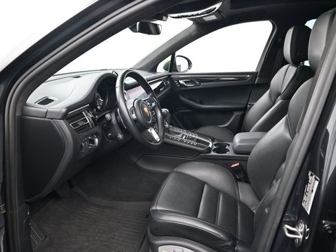 Used 2021 Porsche Macan Turbo image 4