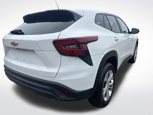 Used 2025 Chevrolet Trax LS image 8