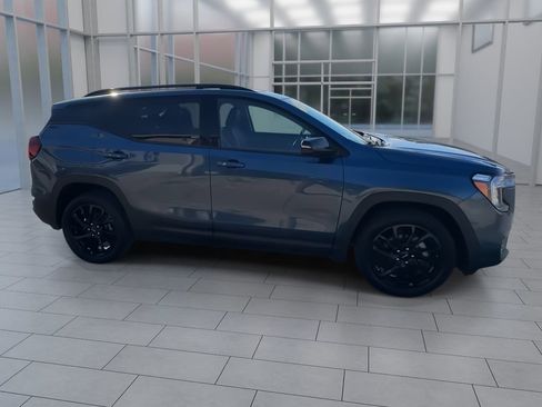 Used 2024 GMC Terrain SLT w/ Elevation Edition image 9