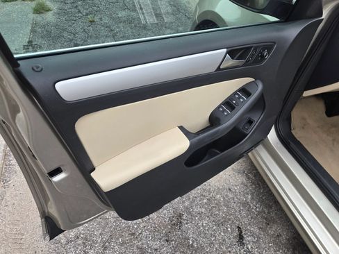 Used 2013 Volkswagen Jetta SE FWD image 7