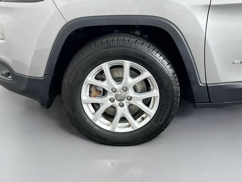 Used 2016 Jeep Cherokee Latitude w/ Cold Weather Group AWD/4WD image 25