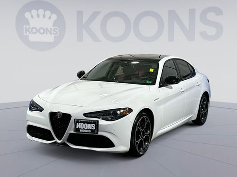 Used 2022 Alfa Romeo Giulia Veloce image 1