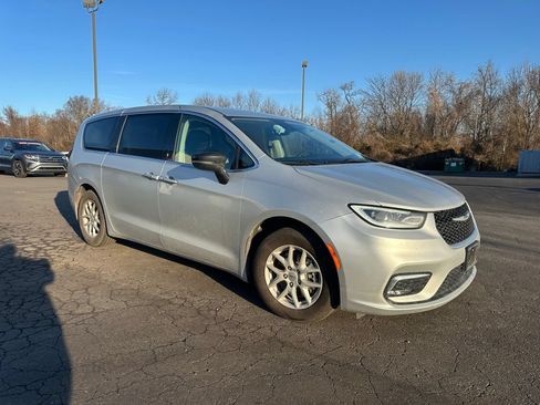 Used 2024 Chrysler Pacifica Touring-L FWD image 7