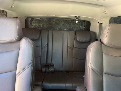 Used 2020 Cadillac Escalade Luxury image 24