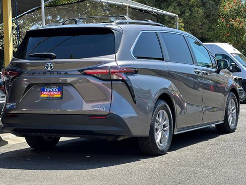 Used 2022 Toyota Sienna XLE w/ XLE Plus Package FWD image 4