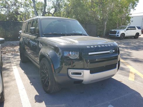 Used 2023 Land Rover Defender 130 SE image 3