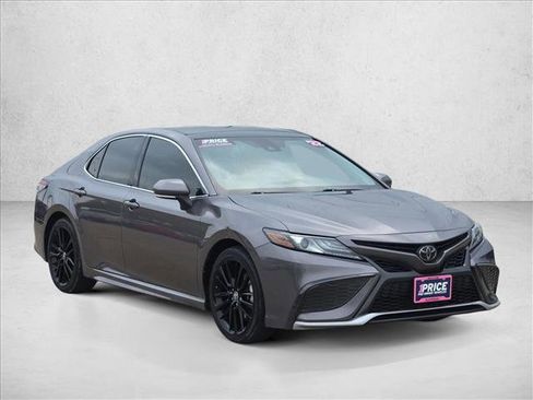 Used 2022 Toyota Camry XSE FWD image 3
