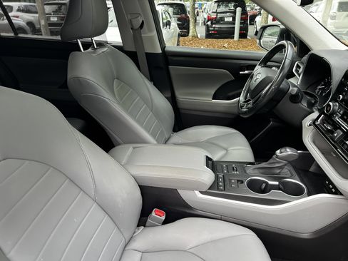 Used 2021 Toyota Highlander XLE AWD/4WD image 42