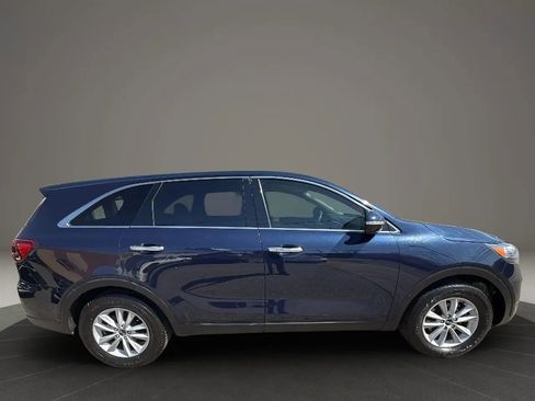 Used 2019 Kia Sorento LX image 4