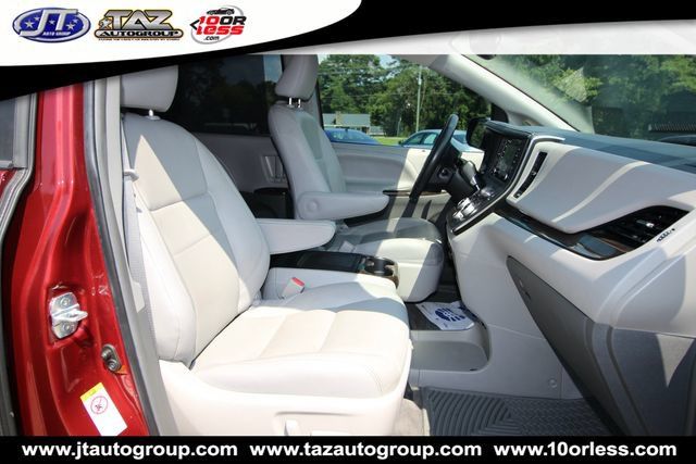 Used 2018 Toyota Sienna XLE Premium w/ Carpet Mat Package FWD image 18