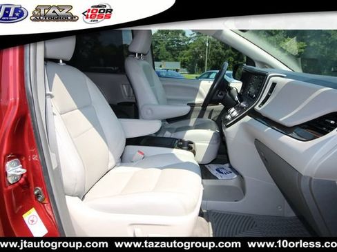 Used 2018 Toyota Sienna XLE Premium w/ Carpet Mat Package FWD image 18