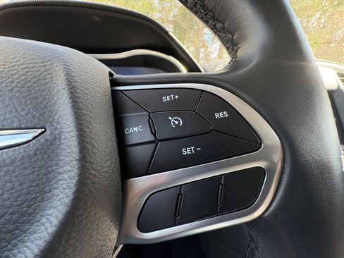 Used 2019 Chrysler 300 Touring w/ Chrome Appearance Package image 20