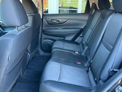 Used 2018 Nissan Rogue SV image 12