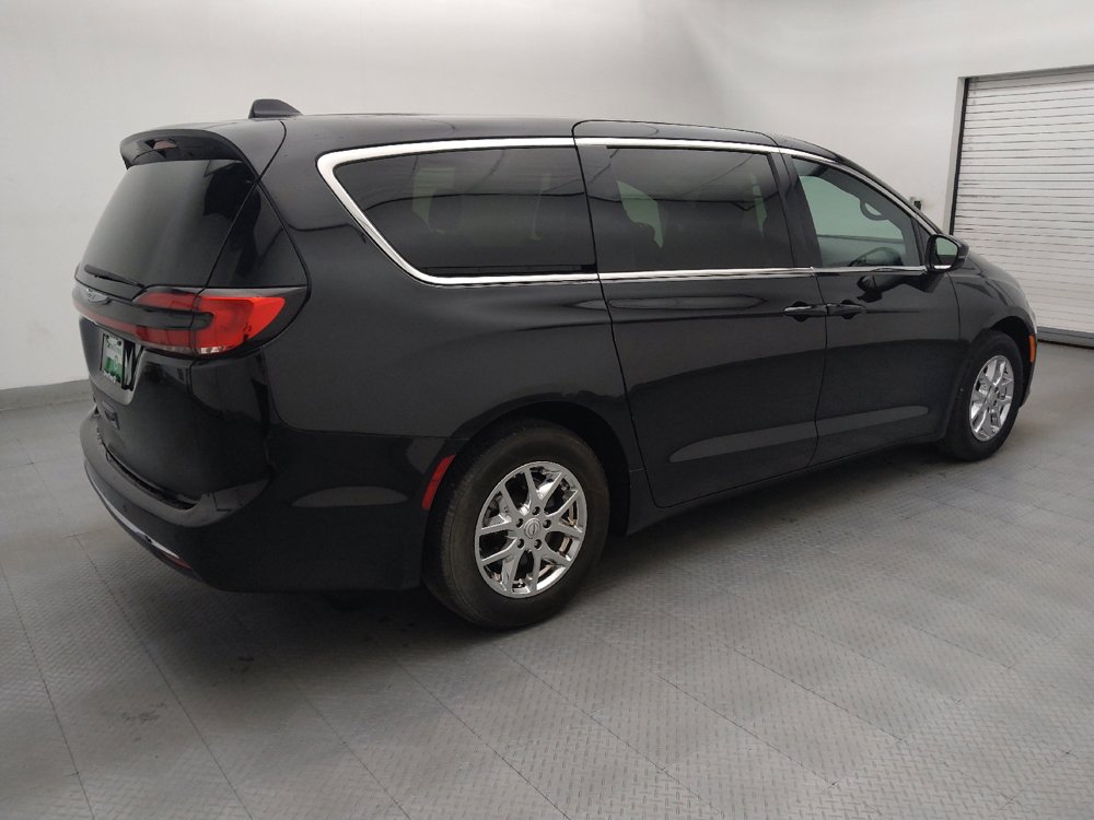 Used 2025 Chrysler Pacifica Select FWD image 10