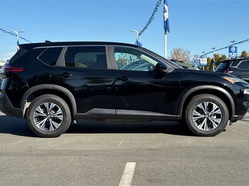 Used 2023 Nissan Rogue SV image 3