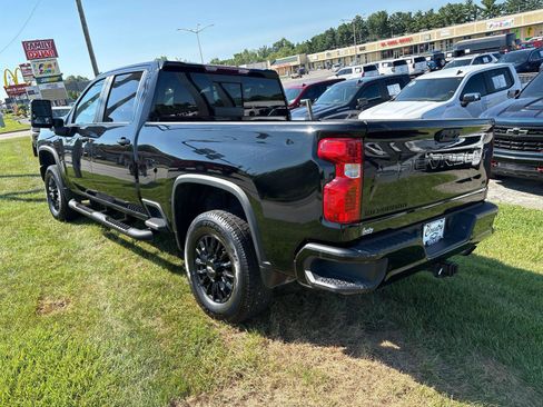 Used 2022 Chevrolet Silverado 2500 LT w/ Midnight Edition AWD/4WD image 3