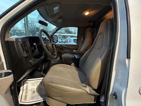 Used 2009 Chevrolet Express 2500 Van 3D image 17