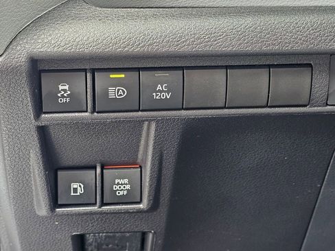 Used 2025 Toyota Sienna XLE image 15