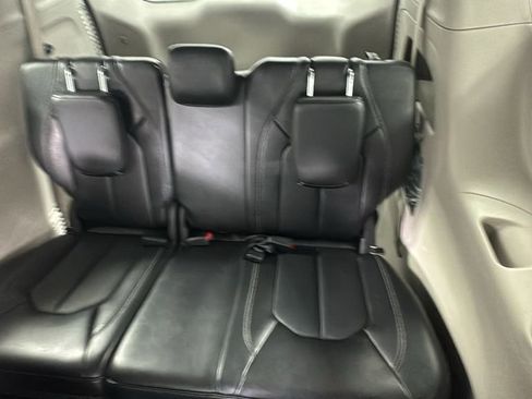Used 2024 Chrysler Pacifica Touring-L image 15