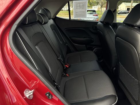 Used 2022 Hyundai Venue Limited image 22
