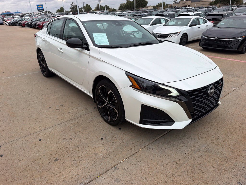 Used 2025 Nissan Altima 2.5 SR AWD/4WD image 7
