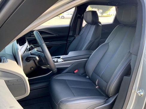 Used 2025 Cadillac Lyriq Luxury image 10