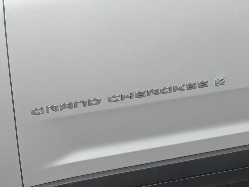 Used 2023 Jeep Grand Cherokee L Limited AWD/4WD image 10