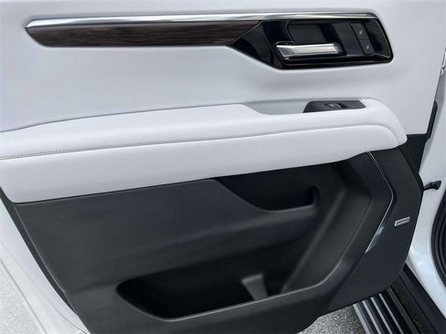 Used 2025 Chevrolet Suburban Premier image 15