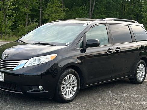 Used 2017 Toyota Sienna XLE w/ XLE Navigation Package FWD image 2