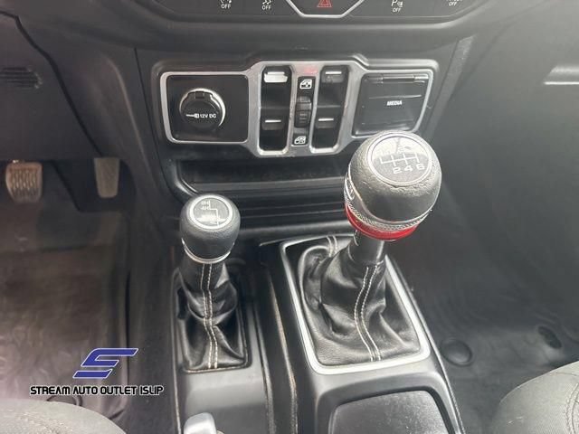 Used 2018 Jeep Wrangler Unlimited Sahara AWD/4WD image 32