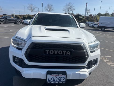 Used 2017 Toyota Tacoma TRD Sport image 2
