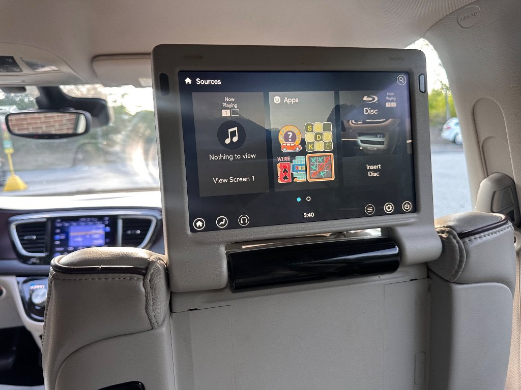 Used 2017 Chrysler Pacifica Limited w/ UConnect Theater Package FWD image 35