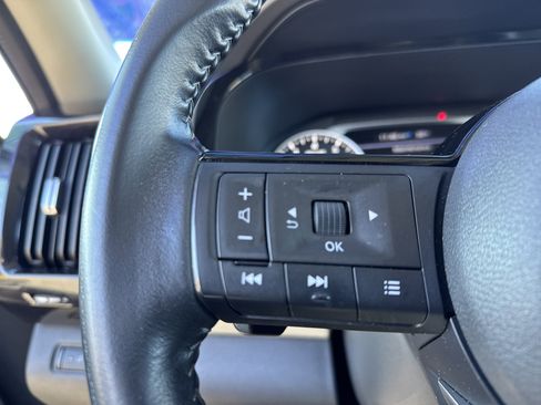 Used 2022 Nissan Pathfinder SV image 19