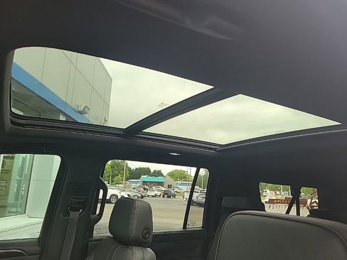 Used 2022 Chevrolet Suburban RST w/ Luxury Package AWD/4WD image 24