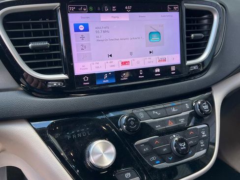 Used 2023 Chrysler Pacifica Touring-L image 20