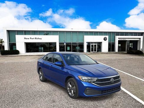 Used 2022 Volkswagen Jetta SE w/ Panoramic Sunroof Package image 2