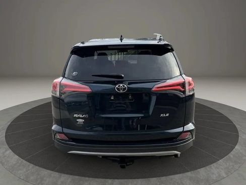 Used 2018 Toyota RAV4 XLE FWD image 2