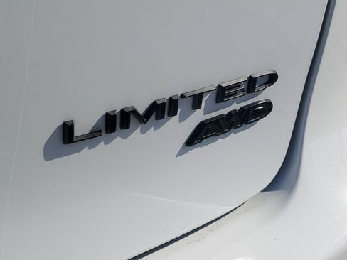 Used 2023 Chrysler Pacifica Limited w/ S Appearance Package image 9