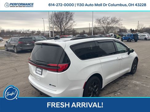 Used 2024 Chrysler Pacifica Premium image 4