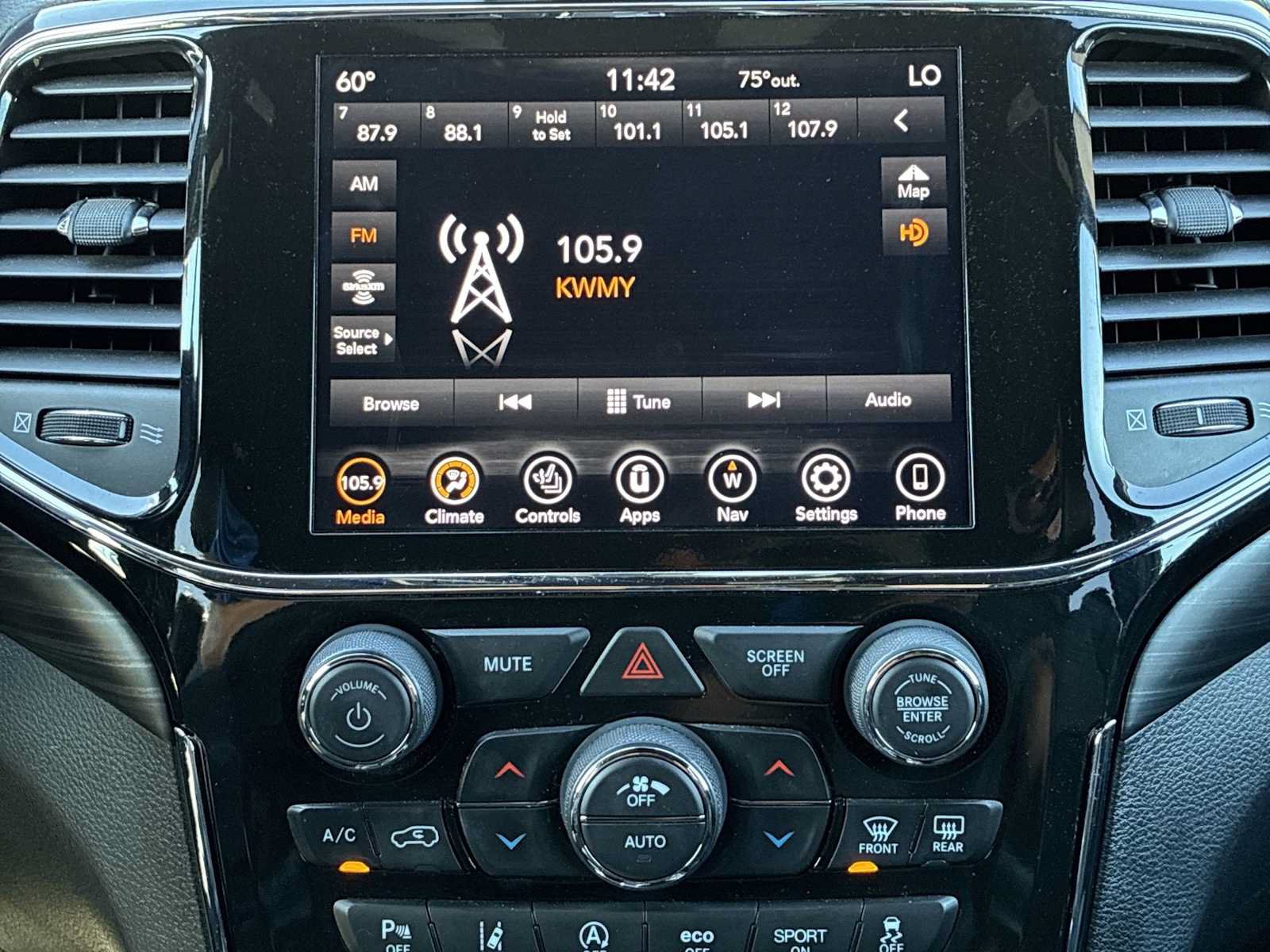 Used 2021 Jeep Grand Cherokee Laredo X AWD/4WD image 12
