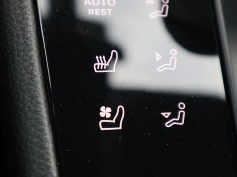 Certified 2024 Porsche Macan image 20